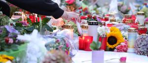 Nach der Messerattacke auf dem Solinger Stadtfest legen Menschen in der Nähe des Tatortes Blumen nieder und zünden Kerzen zum Gedenken der Opfer an.