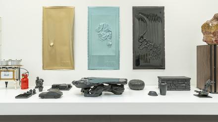Blick in die Ausstellung mit Arbeiten etwa von Seth Price oder dem Schweizer Duo Fischli & Weiss.