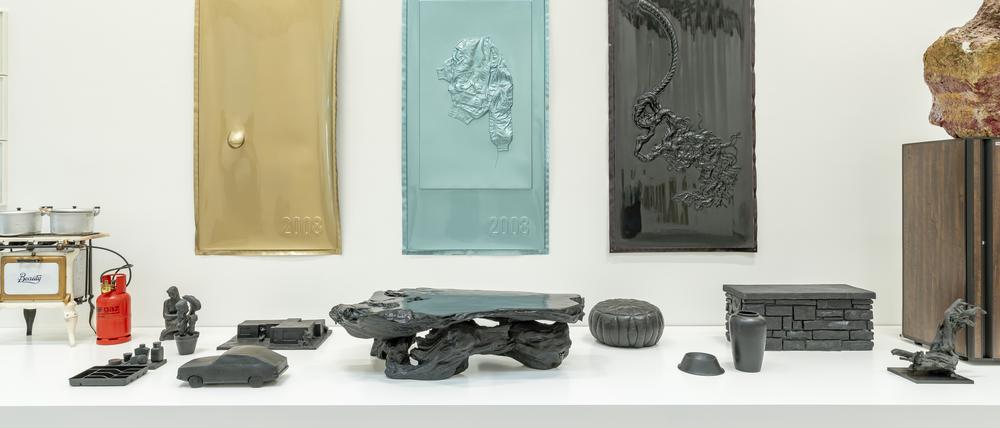 Blick in die Ausstellung mit Arbeiten etwa von Seth Price oder dem Schweizer Duo Fischli & Weiss.