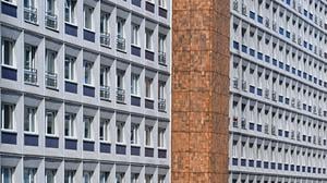 Die Fenster eines mehrgeschossigen Wohn- und Geschäftshauses nahe dem Alexanderplatz in Berlins Mitte. (zu dpa: «Senatsverwaltung kündigt Prüfstelle für Mietwucher an») +++ dpa-Bildfunk +++