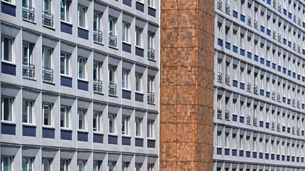 Die Fenster eines mehrgeschossigen Wohn- und Geschäftshauses nahe dem Alexanderplatz in Berlins Mitte.