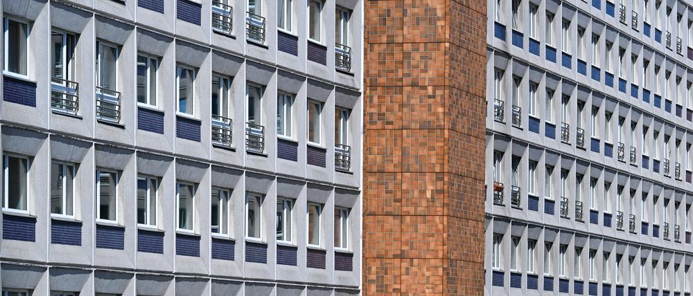Die Fenster eines mehrgeschossigen Wohn- und Geschäftshauses nahe dem Alexanderplatz in Berlins Mitte.