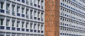 Die Fenster eines mehrgeschossigen Wohn- und Geschäftshauses nahe dem Alexanderplatz in Berlins Mitte. (zu dpa: «Senatsverwaltung kündigt Prüfstelle für Mietwucher an») +++ dpa-Bildfunk +++