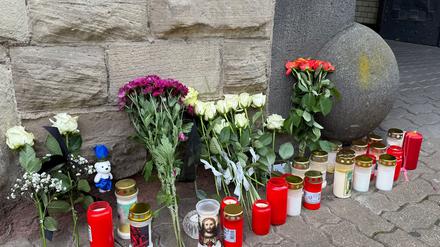 Die Menschen in Völklingen legten Blumen und Kerzen bei der Polizei ab.