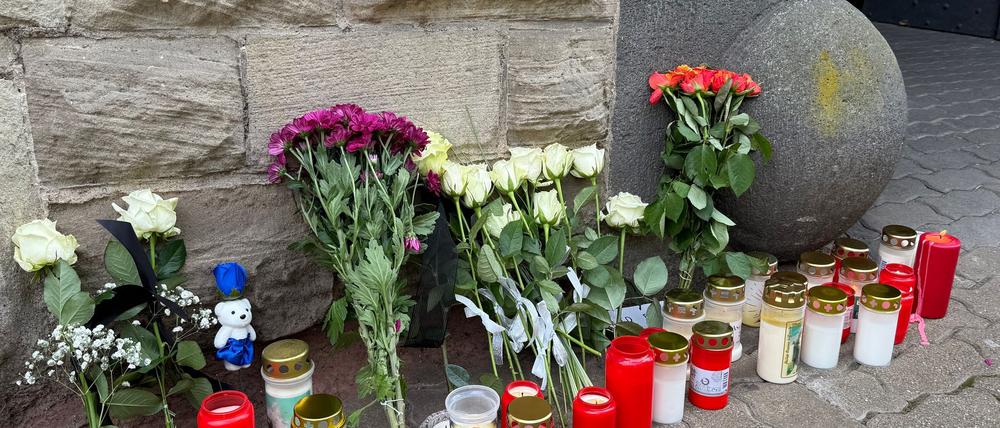 Die Menschen in Völklingen legten Blumen und Kerzen bei der Polizei ab.