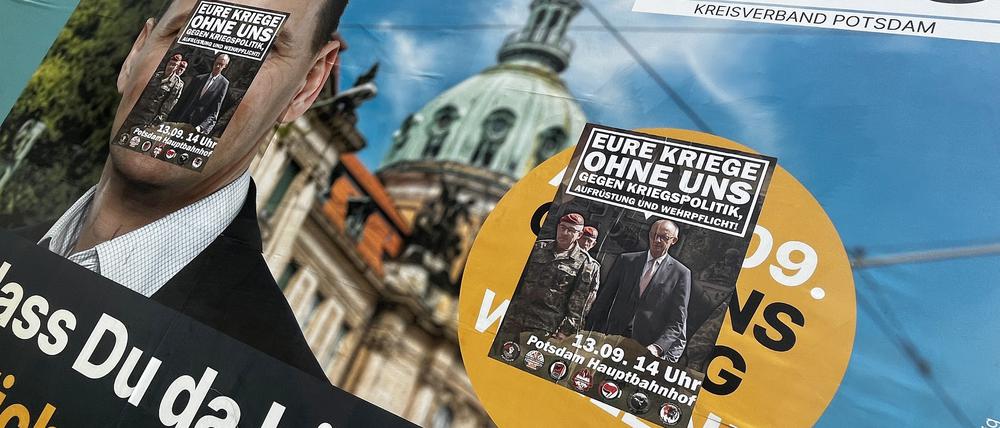 Mit Stickern überklebtes Großplakat zur OB-Wahl in Potsdam.