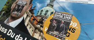 Mit Stickern überklebtes Großplakat zur OB-Wahl in Potsdam.