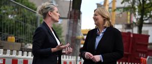 Bärbel Bas (r), SPD-Vorsitzende und die Oberbürgermeister-Kandidatin Andrea Henze (SPD) kürzlich bei einem Rundgang durch Gelsenkirchen Bismark.