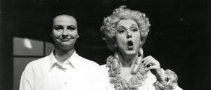 Lieber ein Pferd singen lassen ... Episoden aus Sanssouci. KInderstück in zwei Teilen von Alexander Herrmann nach einer Idee von Klaus Büstrin, rechts: Gabriele Näther als Sophie Dorothea, links Alenka Genzel als Der junge Friedrich