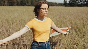 In „In die Sonne schauen“ stellt sich Angelika (Lena Urzendowsky) gegen die einengenden Verhältnisse der DDR.