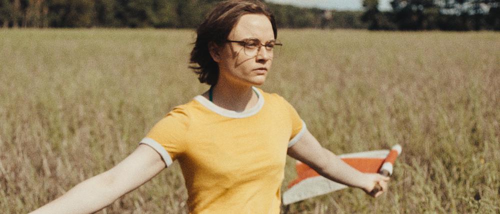 Angelika (Lena Urzendowsky) möchte in Mascha Schilinskis Jahrhundertfilm vor den engen Verhältnissen in ihrem Dorf in der DDR fliehen.