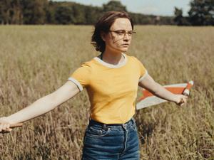 In „In die Sonne schauen“ stellt sich Angelika (Lena Urzendowsky) gegen die einengenden Verhältnisse der DDR.