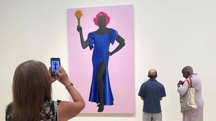 Die Künstlerin Amy Sherald sollte ihr Gemälde einer Transfrau mit rot gefärbtem Haar als Freiheitsstatue nicht in der National Portrait Gallery zeigen. Sie sagte deshalb ihre Ausstellung ab. Jetzt steht das Bild auf Trumps Liste.