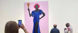 Die Künstlerin Amy Sherald sollte ihr Gemälde einer Transfrau mit rot gefärbtem Haar als Freiheitsstatue nicht in der National Portrait Gallery zeigen. Sie sagte deshalb ihre Ausstellung ab. Jetzt steht das Bild auf Trumps Liste.