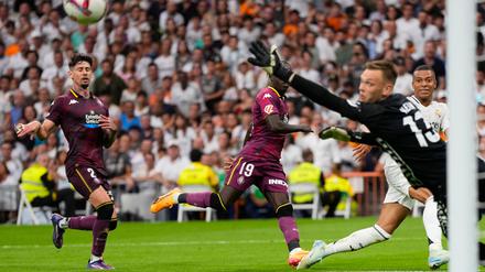Wechselt zu Werder Bremen: Der Torwart Karl Hein.