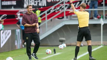 Kein guter Abend für Nürnbergs Trainer Miroslav Klose - diese Gelbe Karte durch Schiedsrichter Jarno Wienefeld aber erhielt sein Co-Trainer Javier Pinola hinter ihm. 