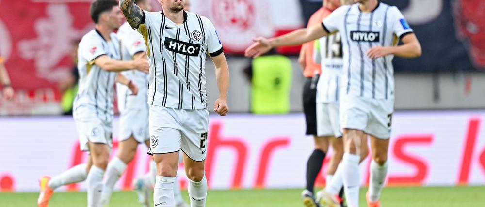 Elversberg siegt in der Nachspielzeit gegen Kaiserslautern.