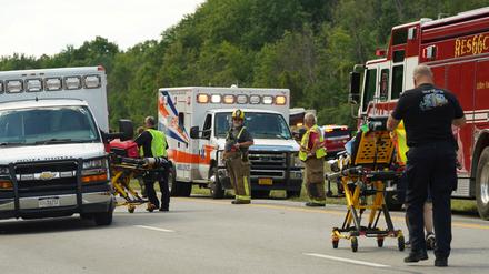 Rettungskräfte arbeiten an der Unfallstelle eines Reisebusses, der sich auf dem New York State Thruway in der Nähe von Pembroke, N.Y., überschlagen hat.