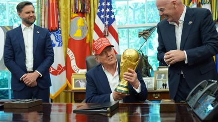 Donald Trump präsentiert den WM-Pokal