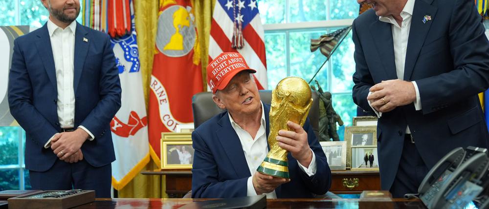 Donald Trump präsentiert den WM-Pokal