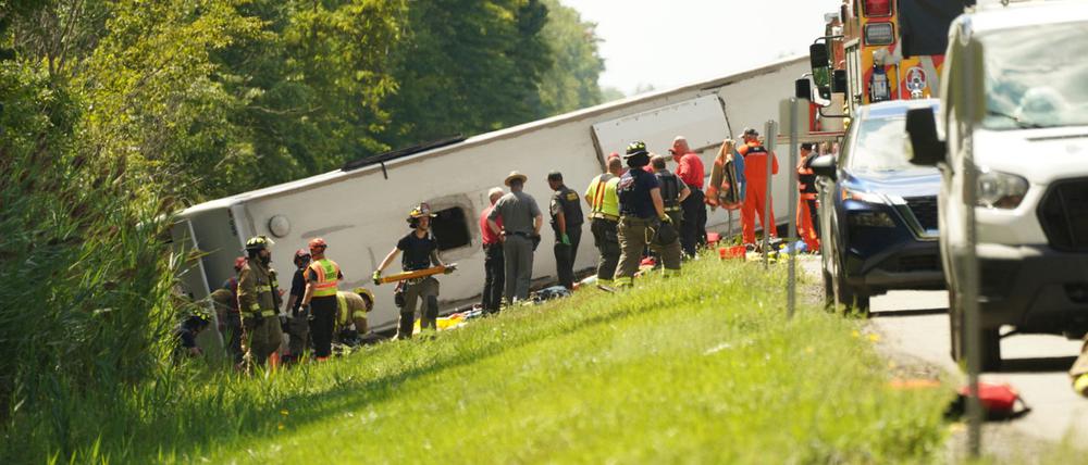 In dem Reisebus seien mehr als 50 Passagiere gewesen, darunter Frauen und Kinder, hieß es von der Polizei.