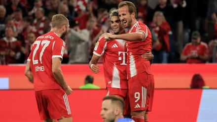 Konrad Laimer, Luiz Diaz und Harry Kane vom FC Bayern München feiern den Kantersieg gegen RB Leipzig.