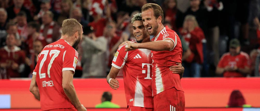 Konrad Laimer, Luiz Diaz und Harry Kane vom FC Bayern München feiern den Kantersieg gegen RB Leipzig.