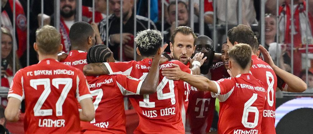 Viel zu jubeln hatten die Meisterspieler des FC Bayern um Harry Kane (M) im Saison-Eröffnungsspiel.