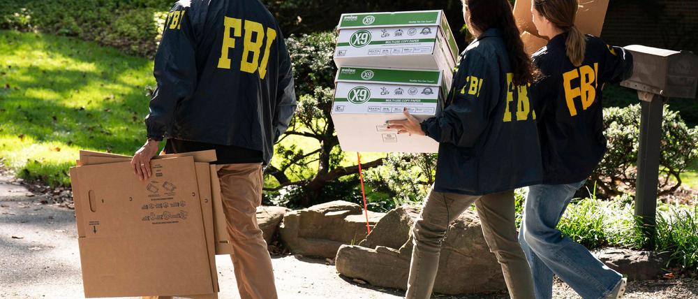 Das FBI durchsucht Boltons Haus.