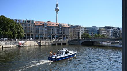 Ein Wasserschutzpolizeiboot patrouilliert auf der Spree. (Archivbild) 