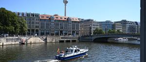 Ein Wasserschutzpolizeiboot patrouilliert auf der Spree. (Archivbild)