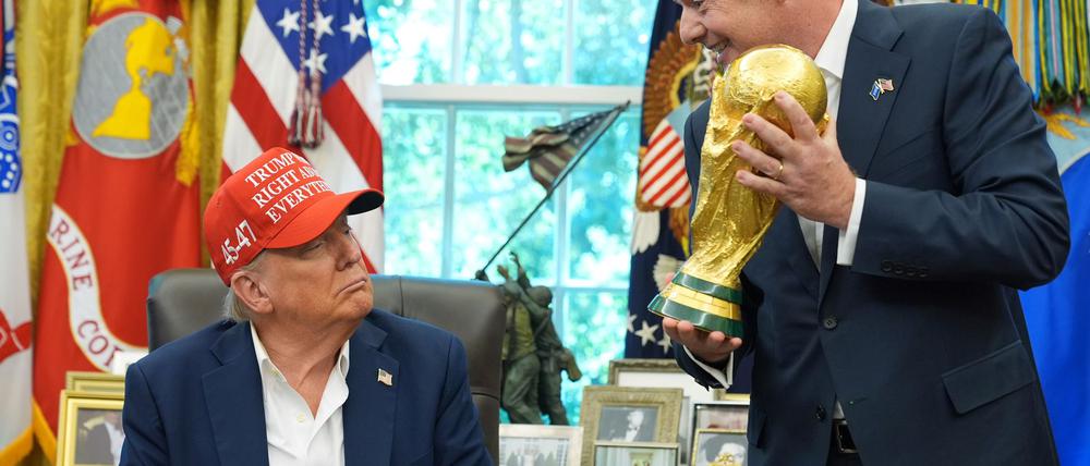 Gianni Infantino überreicht den WM-Pokal an Donald Trump.