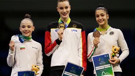 Darja Varfolomeev freut sich über ihr Mehrkampf-Gold.