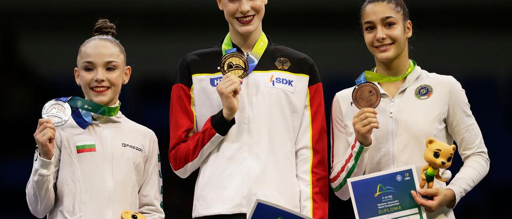 Darja Varfolomeev freut sich über ihr Mehrkampf-Gold.