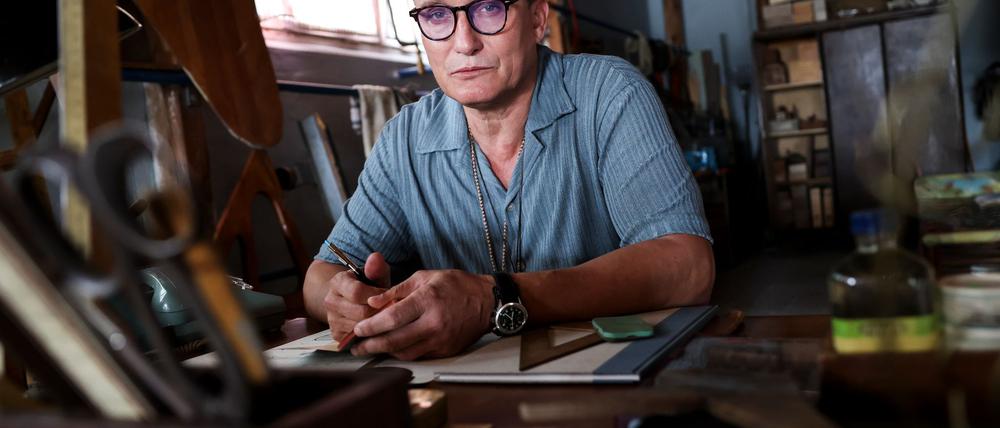Oliver Masucci kommt für seine Filme viel in der Welt herum. Am liebsten aber würde er gern mal eine Auszeit auf einem Segelboot nehmen. (Archivbild)
