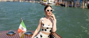 Die Serie „Emily in Paris“ - hier Hauptdarstellerin Lily Collins - spielt dieses Mal auch in Venedig. Wegen eines Todesfalls wurden die Dreharbeiten zunächst gestoppt. 