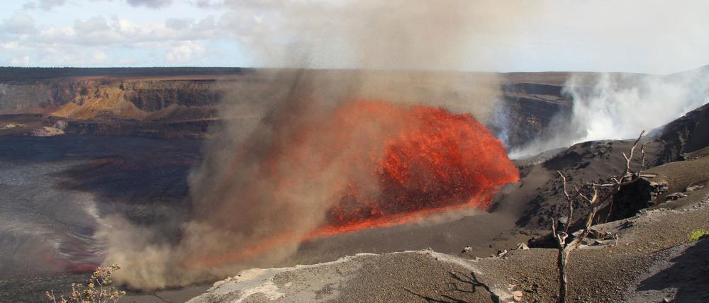 Der Kilauea-Vulkan auf Hawaii spuckt Lavafontänen.