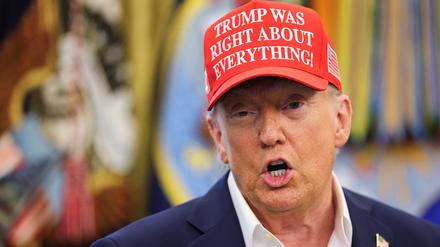 „Trump hatte bei allem recht!“ - meinen Donald Trump und sein Basecap. 