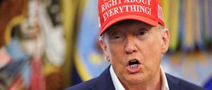 „Trump hatte bei allem recht!“ - meinen Donald Trump und sein Basecap. 