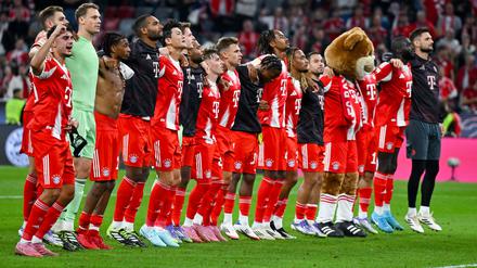Neue Saison, gewohntes Bild: Die Bayern-Profis feiern vor ihrer Fankurve.