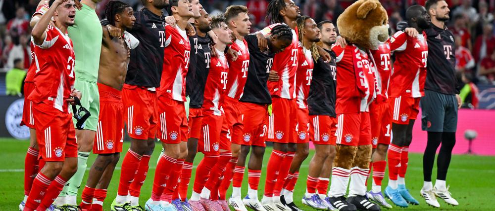 Neue Saison, gewohntes Bild: Die Bayern-Profis feiern vor ihrer Fankurve.