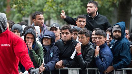 Tausende Flüchtlinge kommen 2015 in kurzer Zeit nach Berlin. Es gibt nicht genug Unterkünfte, Politik und Verwaltung sind überfordert.