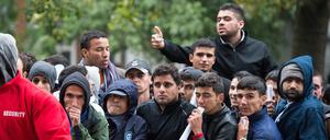 Tausende Flüchtlinge kommen 2015 in kurzer Zeit nach Berlin. Es gibt nicht genug Unterkünfte, Politik und Verwaltung sind überfordert.