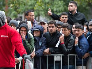 Tausende Flüchtlinge kommen 2015 in kurzer Zeit nach Berlin. Es gibt nicht genug Unterkünfte, Politik und Verwaltung sind überfordert.