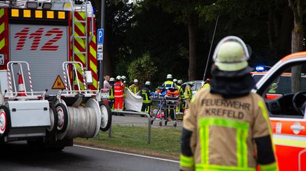 Die Feuerwehr ist mit einem Großaufgebot an Rettungskräften im Einsatz.