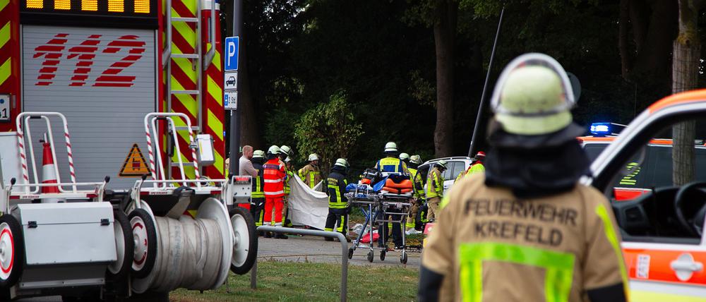 Die Feuerwehr ist mit einem Großaufgebot an Rettungskräften im Einsatz.