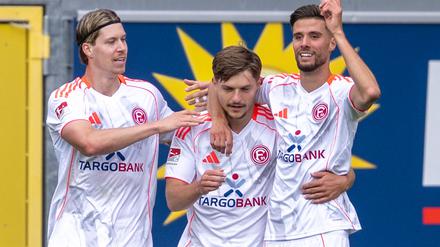 Der Düsseldorfer Anouar El Azzouzi (r-l) feiert mit den beiden Torschützen Florent Muslija und Cedric Itten.