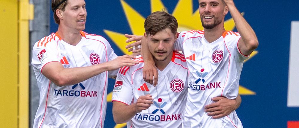 Der Düsseldorfer Anouar El Azzouzi (r-l) feiert mit den beiden Torschützen Florent Muslija und Cedric Itten.