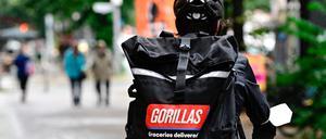 Archivbild eines Gorilla-Riders, der vor dem Streik im Sommer 2021 Ware ausliefert.