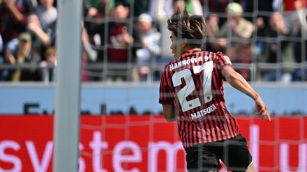 Hayate Matsuda von Hannover 96 feiert sein Tor zum 1:0 gegen Magdeburg.